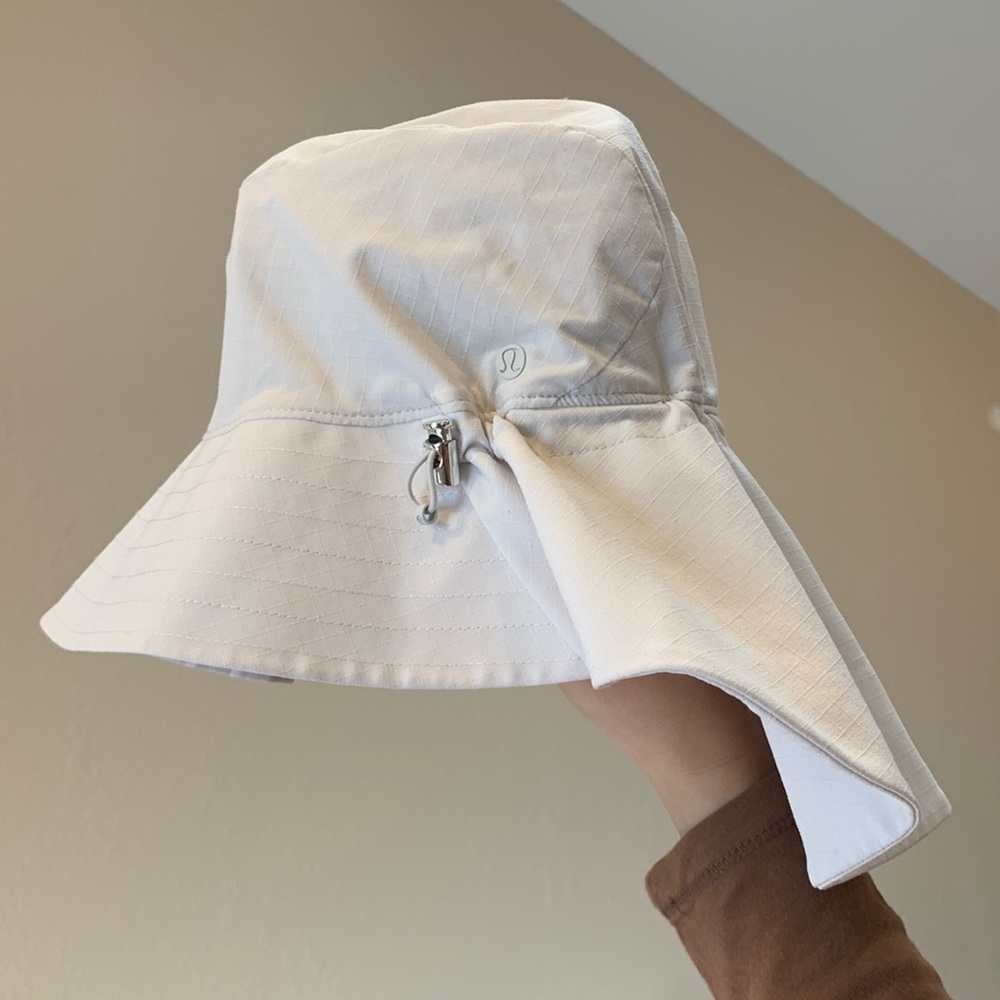 Lululemon Sun hat with adjustable strings size M in beige